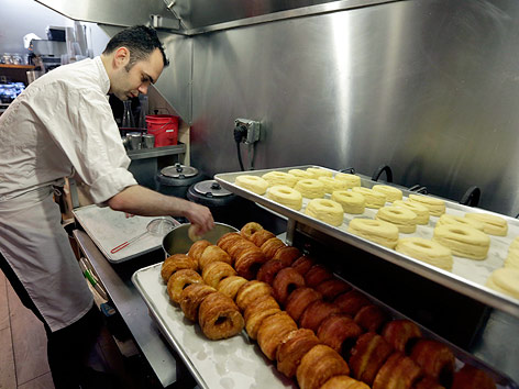 © APA/AP/Richard Drew Bäckerei-Chef Dominique Ansel bei der Herstellung der Cronuts