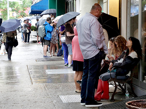 © APA/AP/Richard Drew Kunden warten vor der Ansel-Bäckerei in New York