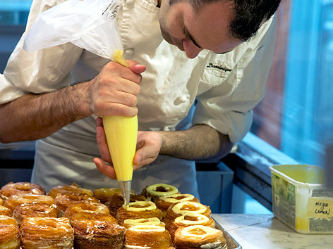 © APA/AP/Richard Drew Bäckerei-Chef Dominique Ansel bei der Herstellung der Cronuts