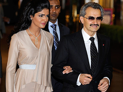 © Reuters/Paul Hackett Saudischer Prinz Alwalid bin Talal mit seiner Frau Prinzessin Amira