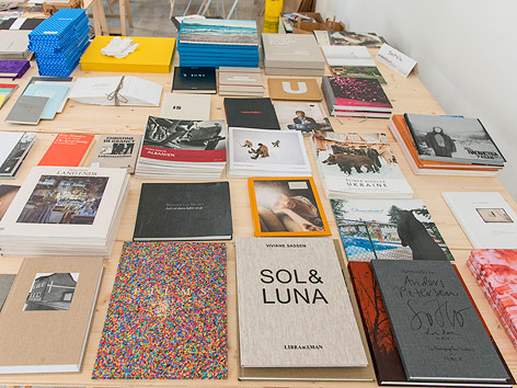 © ORF.at/Philipp Naderer Tisch mit Büchern