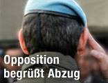 UN-Soldat salutiert