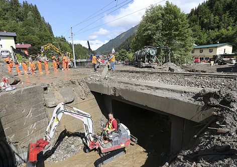 © APA/Neumayr/Susi Berger Aufräumarbeiten nach dem Hochwasser in Hüttau (SBG)