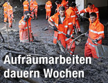 Kräfte der Feuerwehr beseitigen Schlamm und Geröll