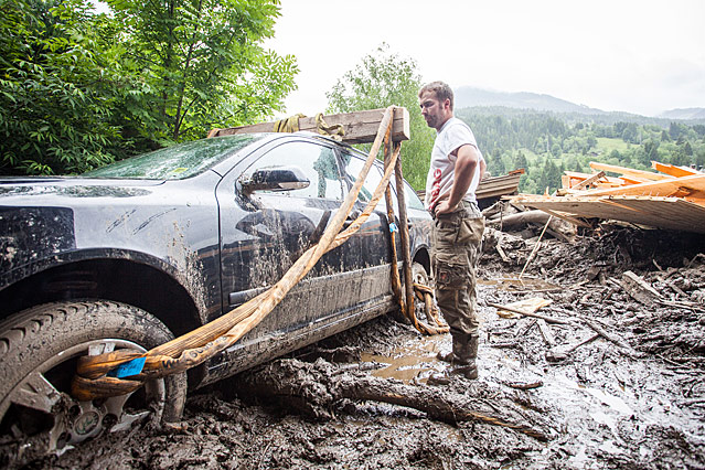 © APA/EXPA/Jürgen Feichter Ein Auto wird aus dem Schlamm gezogen