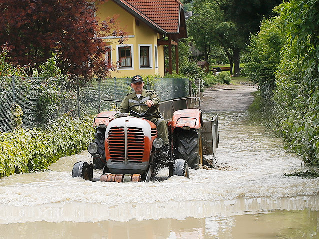 © Reuters/Leonhard Foeger Feuerwehrmann mit Traktor in Schönbühel