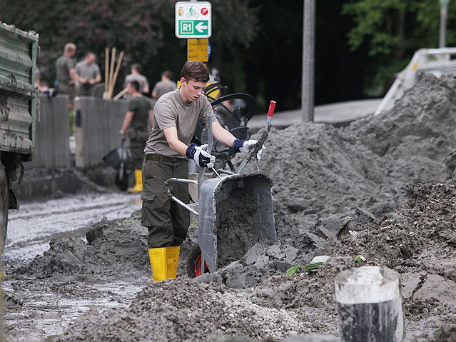 © APA/Rubra Soldaten des Bundesheeres bei Aufräumarbeiten nach dem Hochwasser in Ottensheim an der Donau