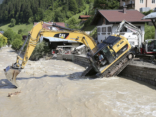 © APA/Neumayr/Susi Berger Aufräumarbeiten nach dem Hochwasser in Hüttau