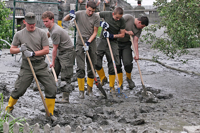 © APA/RUBRA Soldaten schaufeln Schlamm