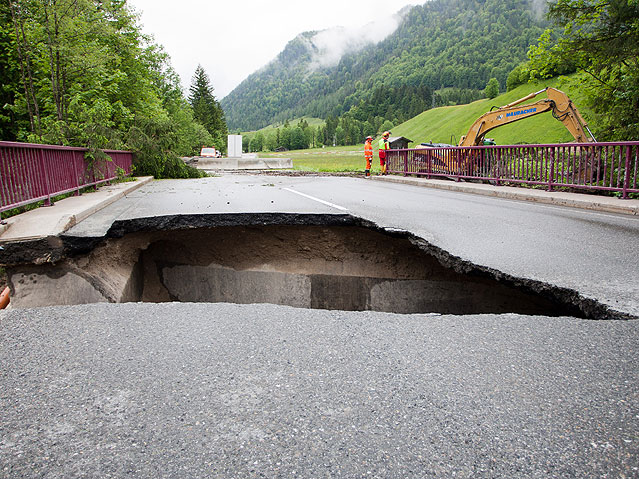© APA/EXPA/Markus Casna Unterspülte Straße zwischen Waidring und St. Ulrich am Pillersee