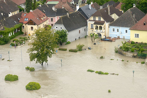 Blick auf überschwemmte Häuser an der Donau in der Wachau 