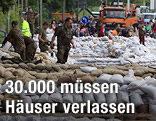 Sandsäcke entlang des Gimritzer Damms in Halle