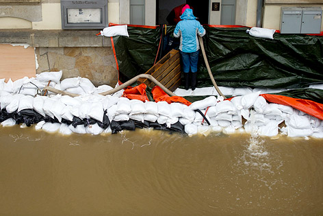 © APA/EPA/dpa/Arno Burgi Hochwasserschutz in Dresden