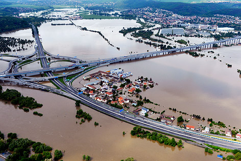 © APA/AP/CTK/Vit Simanek Hochwasser bei einem Autobahnkreuz in der Nähe von Prag
