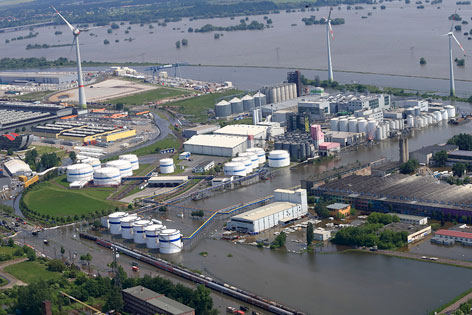 © APA/EPA/Jens Wolf Überschwemmtes Industriegebiet Rothensee bei Magdeburg