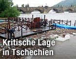 Überflutetes Ufer der Moldau, im Hintergrund die Karlsbrücke
