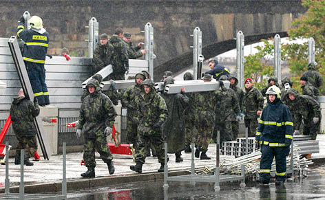 Tschechische Soldaten bauen Schutzmauer am Ufer der Moldau auf