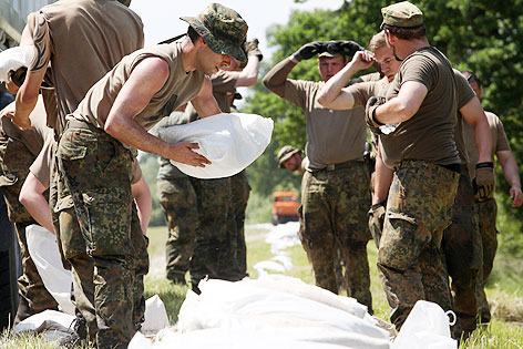 © APA/EPA/Bodo Marks Deutsche Soldaten schaufeln Sandsäcke