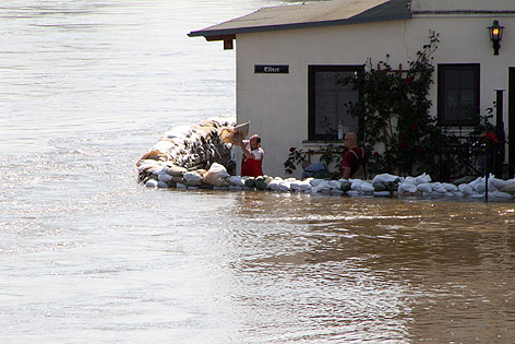 © APA/EPA/Peter Förster Mann schützt sein Haus mit Sandsäcken vor dem Hochwasser