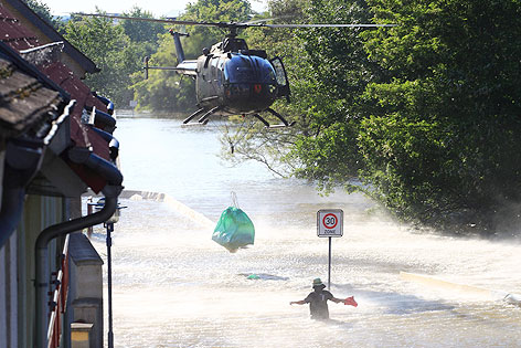 © APA/EPA/Jens Wolf Hubschrauber der Bundeswehr bringt Sand in die Hochwassergebiete
