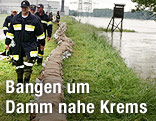 Kräfte der Feuerwehr bei Sicherungsarbeiten an einem Damm nahe Krems