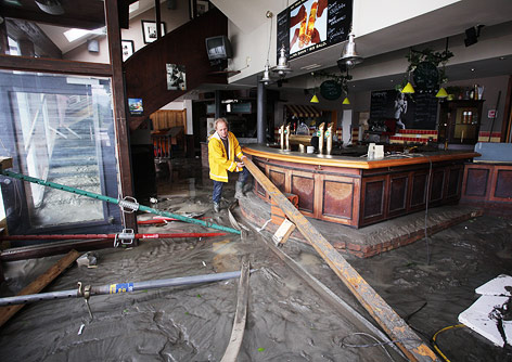 © APA/rubra Aufräumarbeiten in einem Lokal nach dem Hochwasser der Donau in Ottensheim