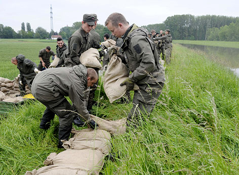 © APA/Bundeheer/Gunter Pusch Soldaten des Bundesheers sichern mit Sandsäcken den Damm bei Theiß