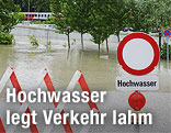 Überflutete Straße und Straßensperre in Klosterneuburg