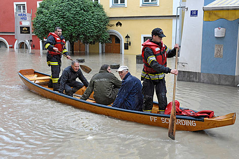 © APA/Manfred Fesl Feuerwehrmänner retten Menschen in der Zille