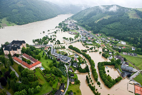 © APA/Bundesheer/Thomas Kermer Überschwemmter Ort Grein an der Donau auf einem Luftbild