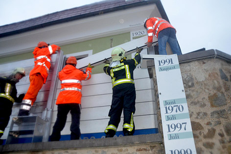 © APA/FF Schärding Hochwasser Sicherungsmaßnahmen an einem Haus in Schärding