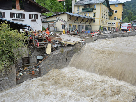 © APA/Barbara Gindl Aufräumarbeiten nach dem Murenabgang in Hüttau