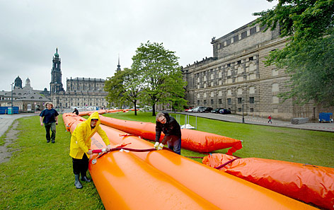 © APA/EPA/Arno Burgi Mobiler Hochwasserschutz vor Dresdner Oper