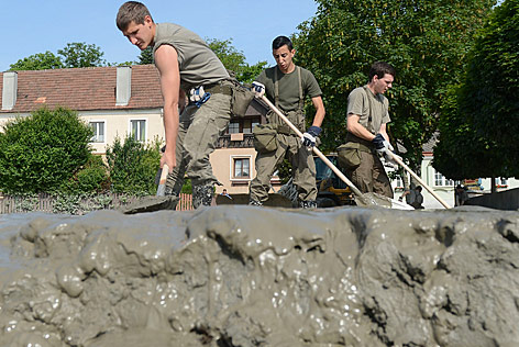 © APA/Helmut Fohringer Soldaten schaufeln Schlamm