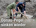 Feuerwehrmänner bei Aufräumungsarbeiten