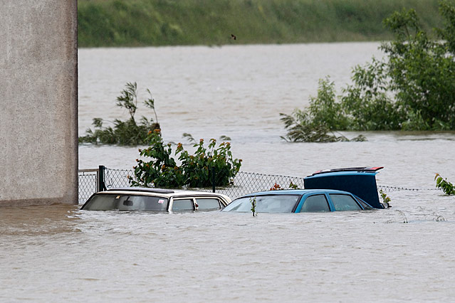 Zwei Autos sind vom Wasser geflutet