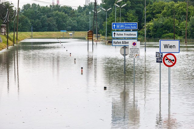 Hochwasser am Alberner Hafen in Wien