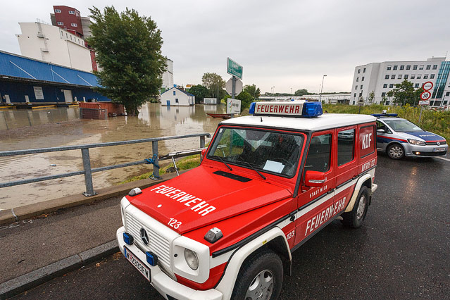 Feuerwehr am überschwemmten Alberner Hafen in Wien