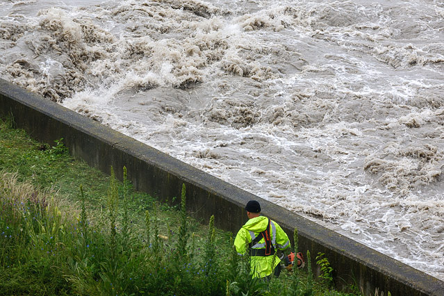 Ein Arbeiter neben der Hochwasser führenden Donau in Wien