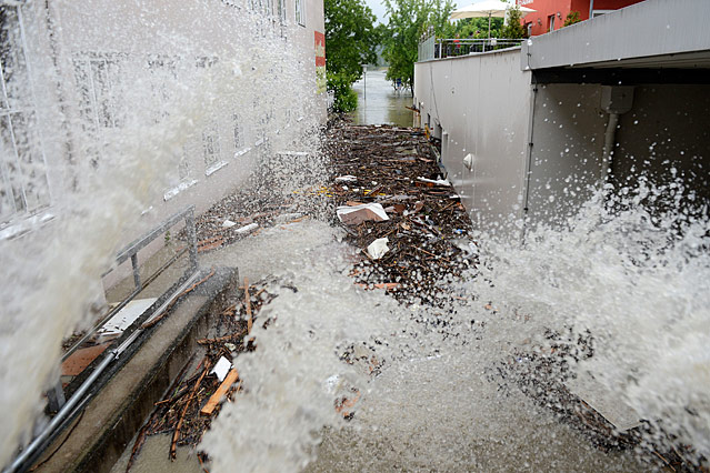 Wasser wird aus einem Haus gepumpt