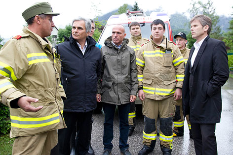 Bundeskanzler Werner Faymann mit Verteidigungsminister Gerald Klug und Staatssekretär Josef Ostermayer