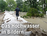 Feuerwehrmann geht auf Damm