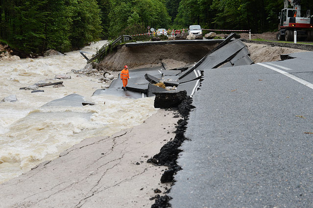 Eine stark beschädigte Straße zwischen Lofer in Salzburg und Waidring in Tirol