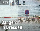 Hochwasser verdeckt Straßenschilder