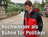Ex-Bundeskanzler Viktor Klima im Hochwassereinsatz im Jahr 1997