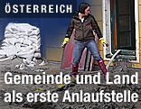 Eine Frau bei Aufräumungsarbeiten nach dem Hochwasser