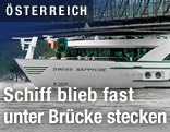 Passagierschiff unter Brücke
