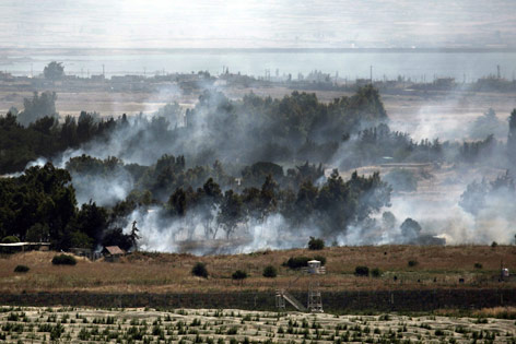© APA/EPA Aufsteigender Rauch und Aussichtsturm auf dem Golan