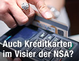 Kreditkarte wird durchgezogen