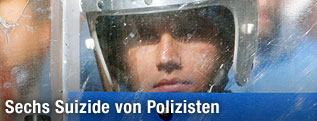 T&uuml;rkischer Polizist hinter Schutzschild